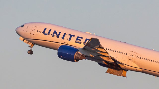 United Airlines Boeing 777 Departing From Newark 